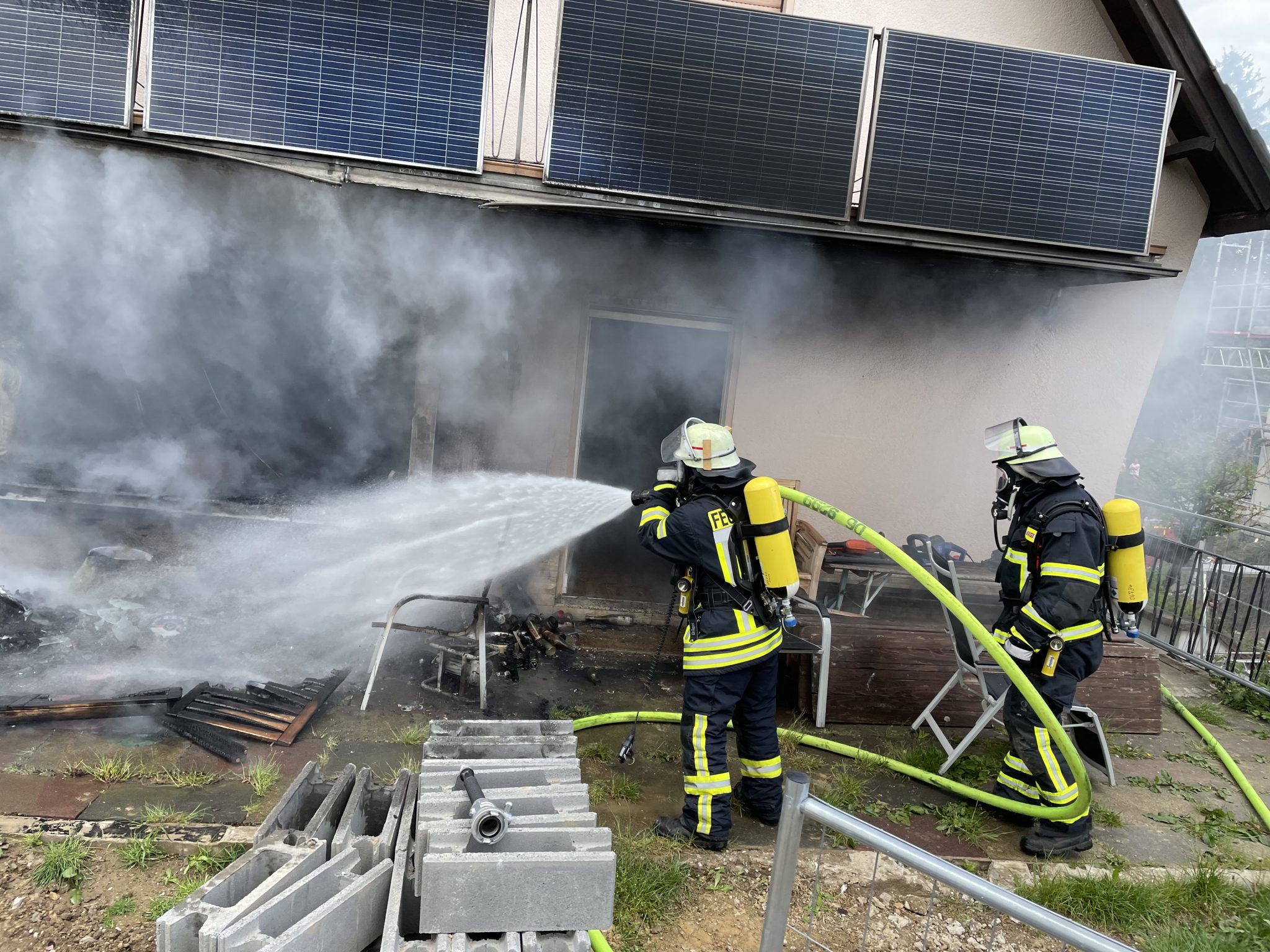 Brennende Terrassenmöbel alarmieren Feuerwehr – Freiwillige Feuerwehr