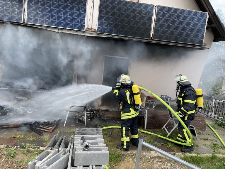 Brennende Terrassenmöbel alarmieren Feuerwehr – Freiwillige Feuerwehr